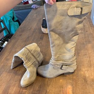 Cute calf height boots! 😻